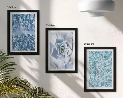 Bilderwand mit Winterwald, blauen Blumen und Wasseroberfläche