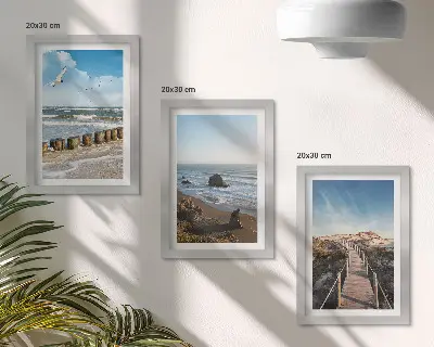 Fotowand mit Blick auf den Strand mit Wellen, Himmel und einer Strandpromenade