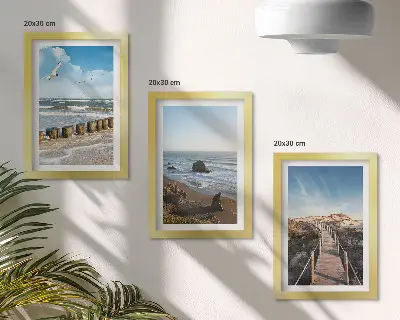Fotowand mit Blick auf den Strand mit Wellen, Himmel und einer Strandpromenade