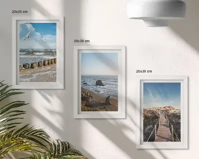 Fotowand mit Blick auf den Strand mit Wellen, Himmel und einer Strandpromenade