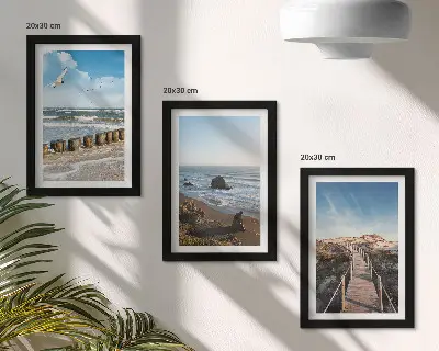 Fotowand mit Blick auf den Strand mit Wellen, Himmel und einer Strandpromenade