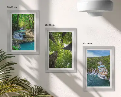 Bilderwand mit Wasserfällen in einem grünen Wald und kristallklarem Wasser