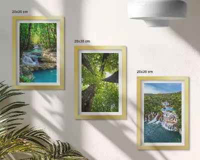 Bilderwand mit Wasserfällen in einem grünen Wald und kristallklarem Wasser