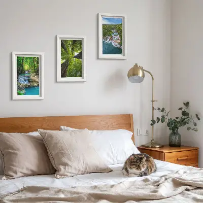 Bilderwand mit Wasserfällen in einem grünen Wald und kristallklarem Wasser