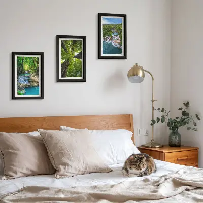Bilderwand mit Wasserfällen in einem grünen Wald und kristallklarem Wasser