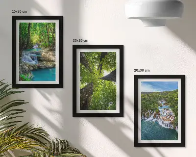 Bilderwand mit Wasserfällen in einem grünen Wald und kristallklarem Wasser