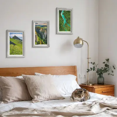Bilderset mit Rahmen grüne Berglandschaften mit Fluss und Felsen