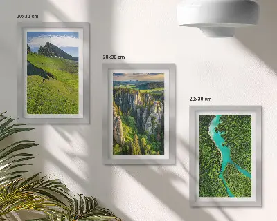 Bilderset mit Rahmen grüne Berglandschaften mit Fluss und Felsen
