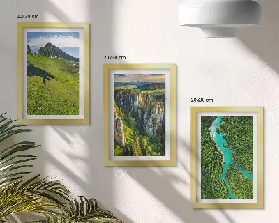 Bilderset mit Rahmen grüne Berglandschaften mit Fluss und Felsen