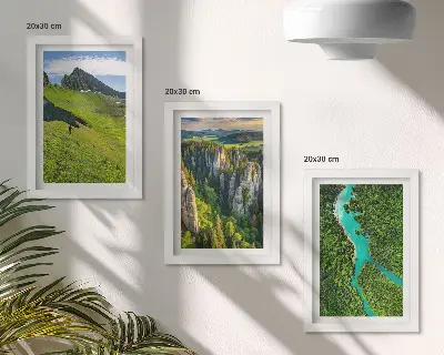 Bilderset mit Rahmen grüne Berglandschaften mit Fluss und Felsen
