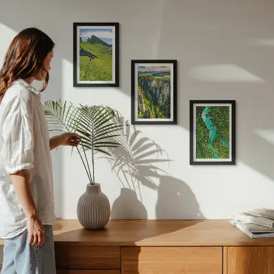 Bilderset mit Rahmen grüne Berglandschaften mit Fluss und Felsen