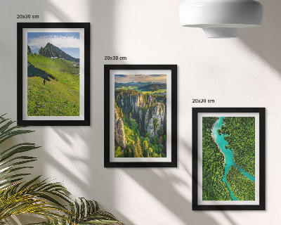 Bilderset mit rahmen Grüne Berglandschaften mit einem Fluss und Felsen