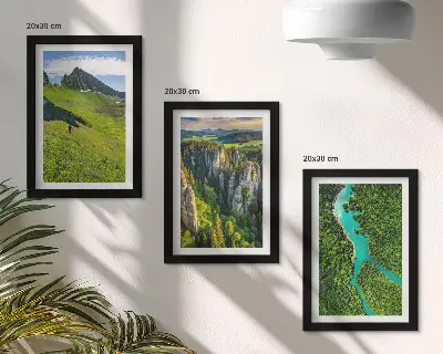 Bilderset mit Rahmen grüne Berglandschaften mit Fluss und Felsen