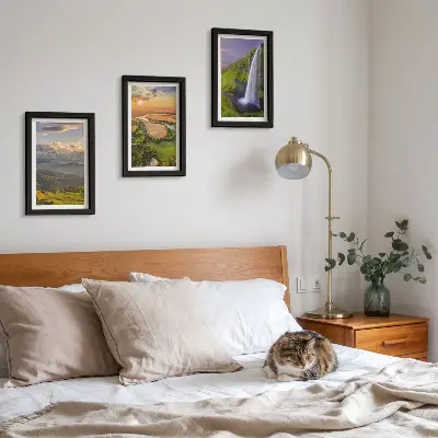 Bilderwand mit Bergfluss- und Wasserfallmotiven in der Natur