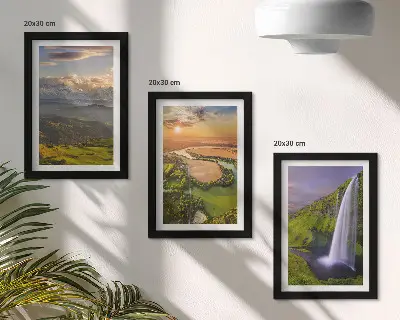 Bilderwand mit Bergfluss- und Wasserfallmotiven in der Natur