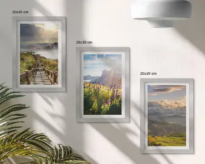 Bilderwand mit Berglandschaften, Blumen, Himmel und Weg