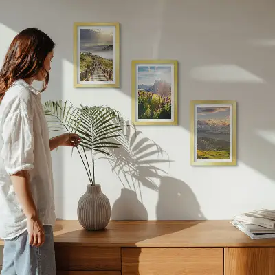 Bilderwand mit Berglandschaften, Blumen, Himmel und Weg
