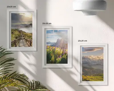 Bilderwand mit Berglandschaften, Blumen, Himmel und Weg