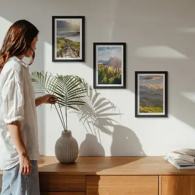Bilderwand mit Berglandschaften, Blumen, Himmel und Weg