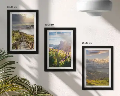 Bilderwand mit Berglandschaften, Blumen, Himmel und Weg