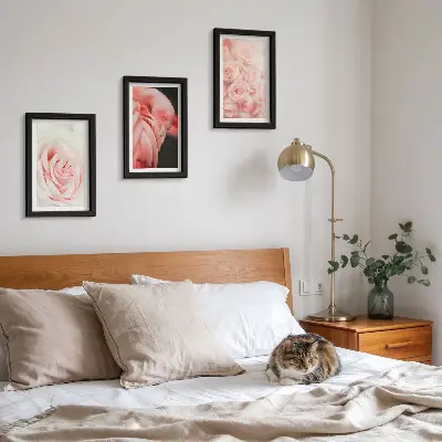 Bilderwand in Pastellrosa und Flamingotönen