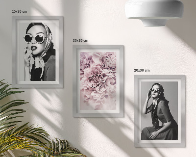 Bilderwand Stilvolle Porträts von Frauen mit rosa Blumen
