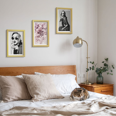 Bilderwand Stilvolle Porträts von Frauen mit rosa Blumen