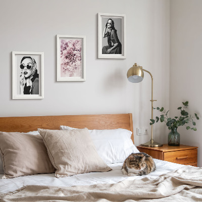 Bilderwand Stilvolle Porträts von Frauen mit rosa Blumen