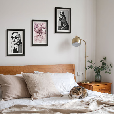 Bilderwand Stilvolle Porträts von Frauen mit rosa Blumen