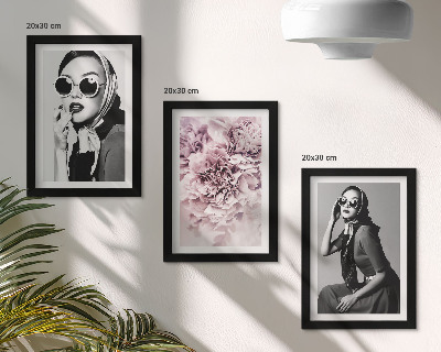 Bilderwand Stilvolle Porträts von Frauen mit rosa Blumen