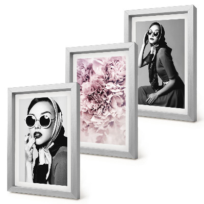 Bilderwand Stilvolle Porträts von Frauen mit rosa Blumen