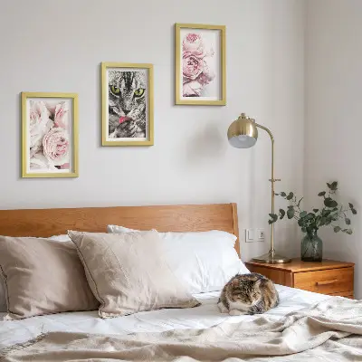 Fotowand mit einer Katze inmitten von rosa Rosen und Pfingstrosen