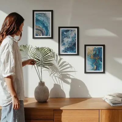 Fotowand mit blauen abstrakten Mustern auf drei Gemälden