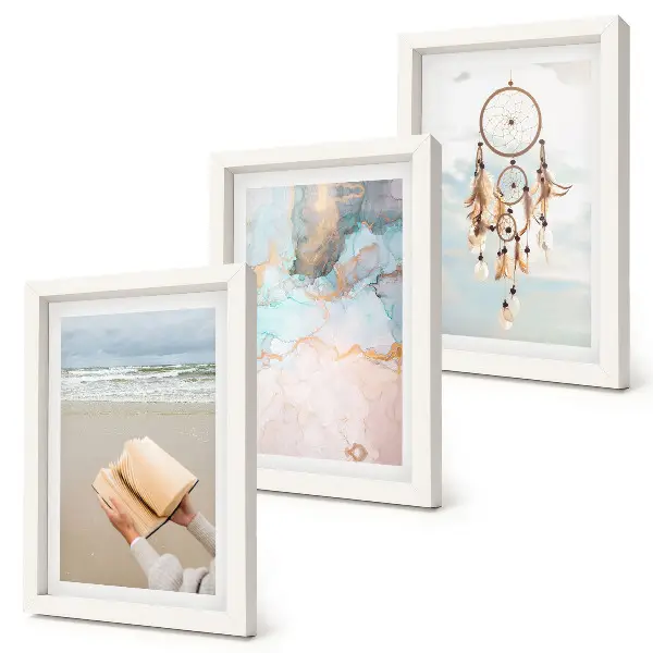 Bilderwand mit abstraktem Meeresmotiv und Boho-Traumfänger
