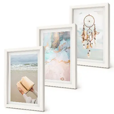 Bilderwand mit abstraktem Meeresmotiv und Boho-Traumfänger