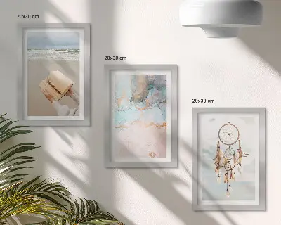Bilderwand mit abstraktem Meeresmotiv und Boho-Traumfänger