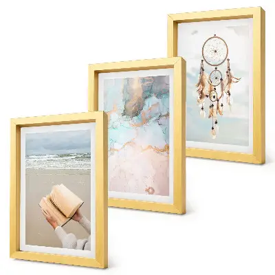 Bilderwand mit abstraktem Meeresmotiv und Boho-Traumfänger