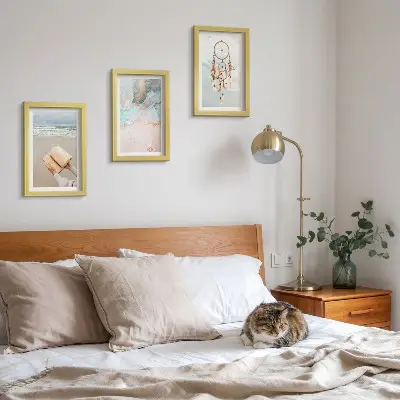 Bilderwand mit abstraktem Meeresmotiv und Boho-Traumfänger