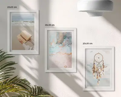 Bilderwand mit abstraktem Meeresmotiv und Boho-Traumfänger