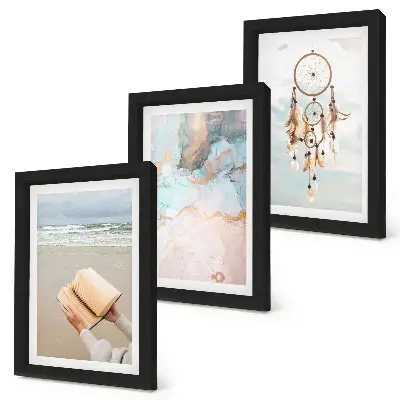 Bilderwand mit abstraktem Meeresmotiv und Boho-Traumfänger
