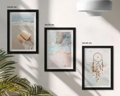 Bilderwand mit abstraktem Meeresmotiv und Boho-Traumfänger