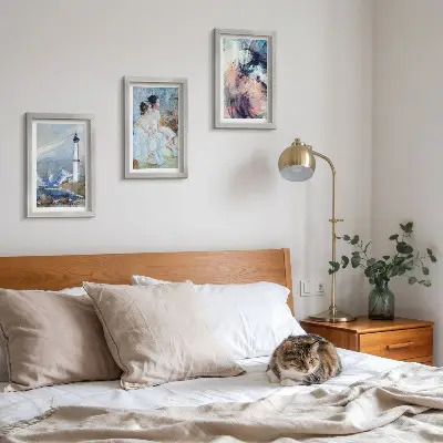 Bilderwand mit gemaltem abstrakten Leuchtturm und Tänzer