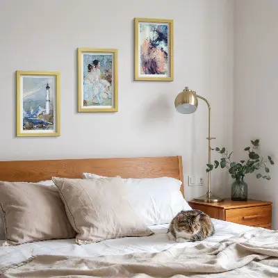 Bilderwand mit gemaltem abstrakten Leuchtturm und Tänzer