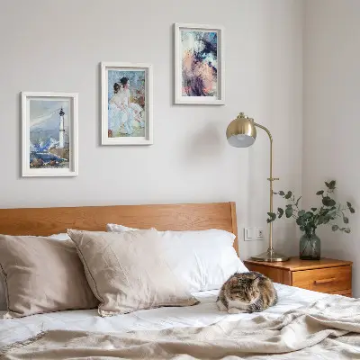 Bilderwand mit gemaltem abstrakten Leuchtturm und Tänzer