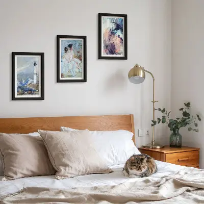 Bilderwand mit gemaltem abstrakten Leuchtturm und Tänzer