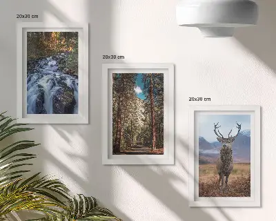 Bilderset mit Rahmen Wasserfall im Wald mit Bergen und Hirschen in der Natur