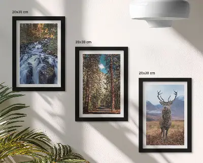 Bilderset mit Rahmen Wasserfall im Wald mit Bergen und Hirschen in der Natur