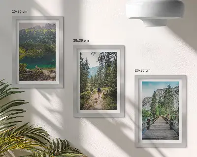 Bilderwand mit Motiven von Bergen, Seen, Wäldern und Waldwegen