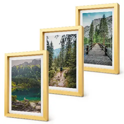 Bilderwand mit Motiven von Bergen, Seen, Wäldern und Waldwegen