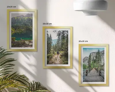 Bilderwand mit Motiven von Bergen, Seen, Wäldern und Waldwegen